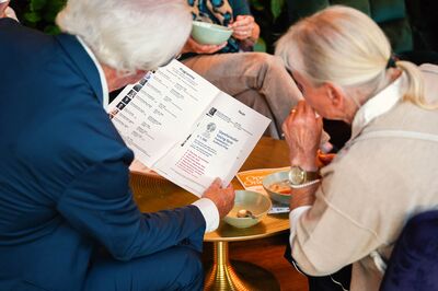 Vrienden bekijken programma