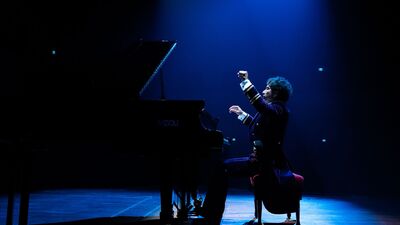 Pianist slaat af achter de piano