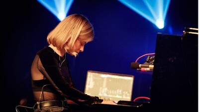 Hedendaagse pianiste componiste achter de piano